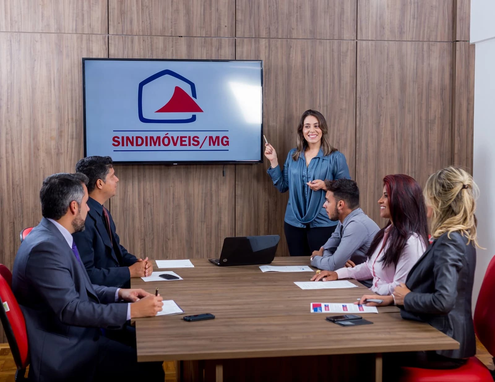 Apresentação em grupo no acervo institucional Sindimóveis